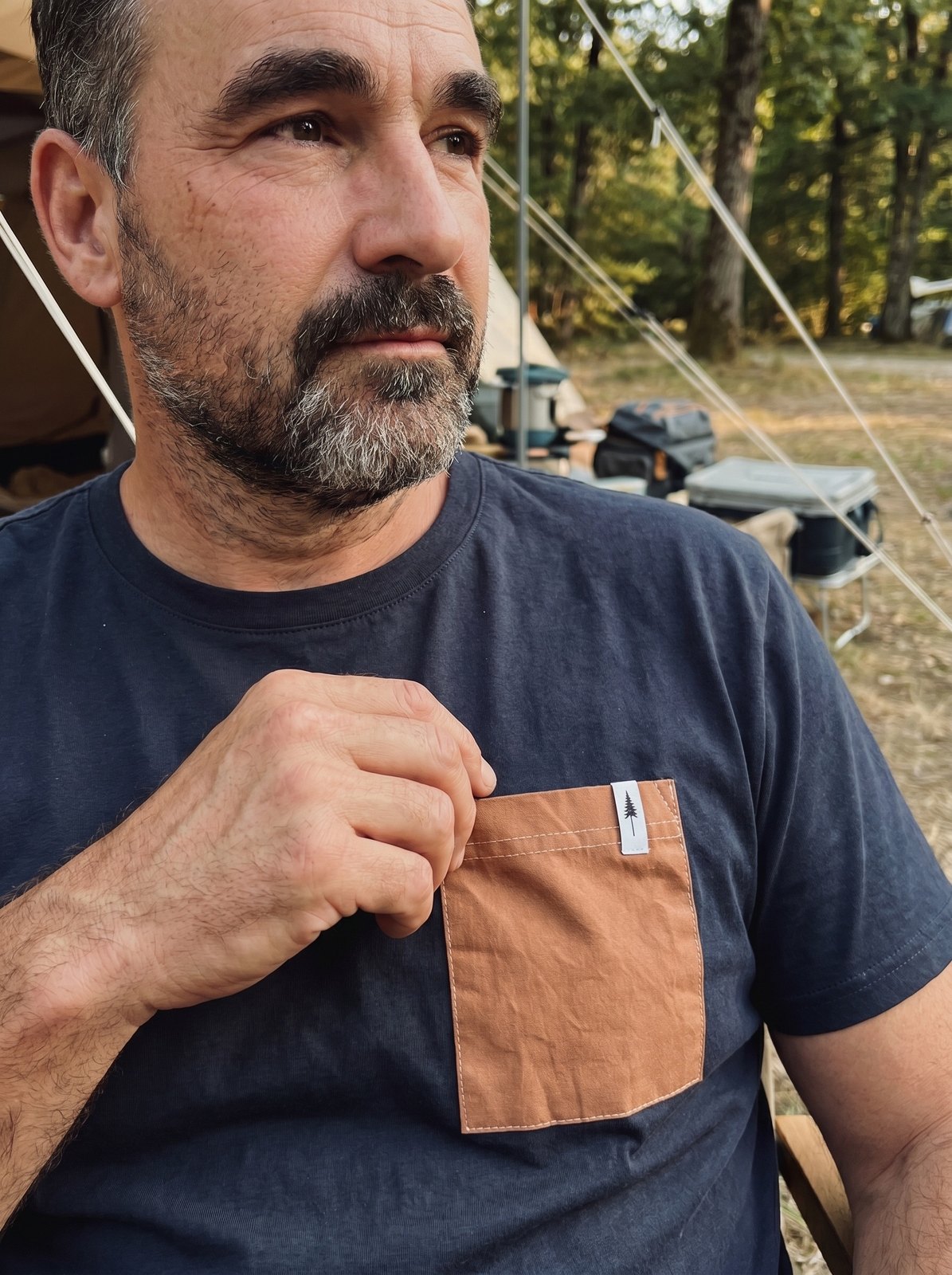 NIKIN Pocket-Shirt navy — Makro der Kontrasttasche mit TreeTag
